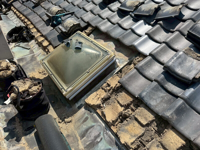 谷板金交換のため瓦を撤去している様子