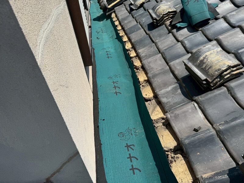 古い銅製谷板金を撤去しルーフィングを張り直している様子