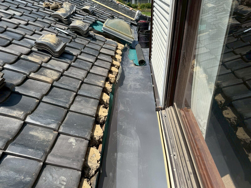 ガルバリウム鋼板の谷板金を敷き込んでいる様子