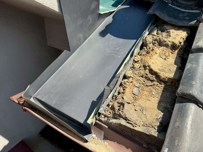 細部の板金を折り込み加工している様子