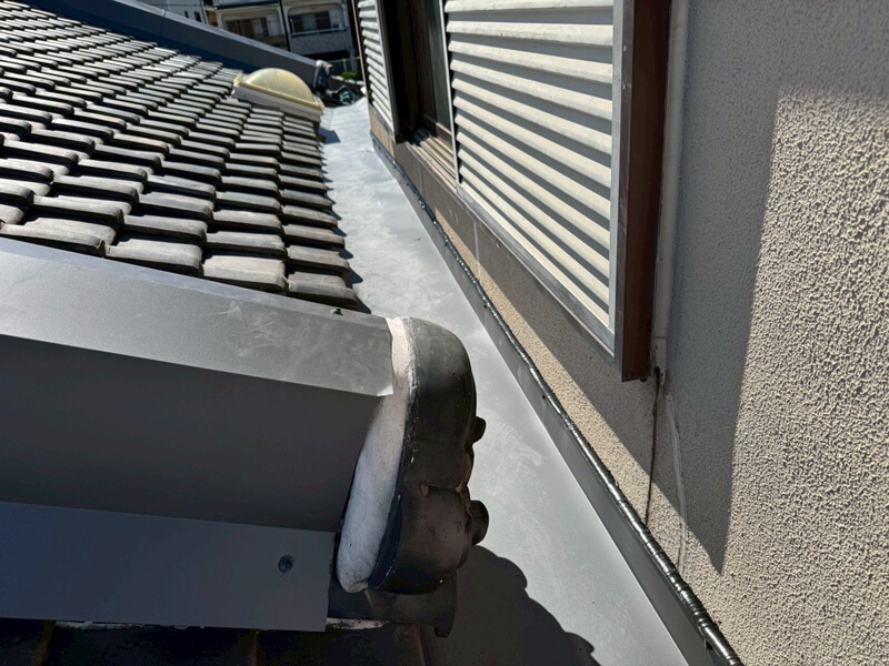 ガルバリウム鋼板への谷板金交換完了後の写真