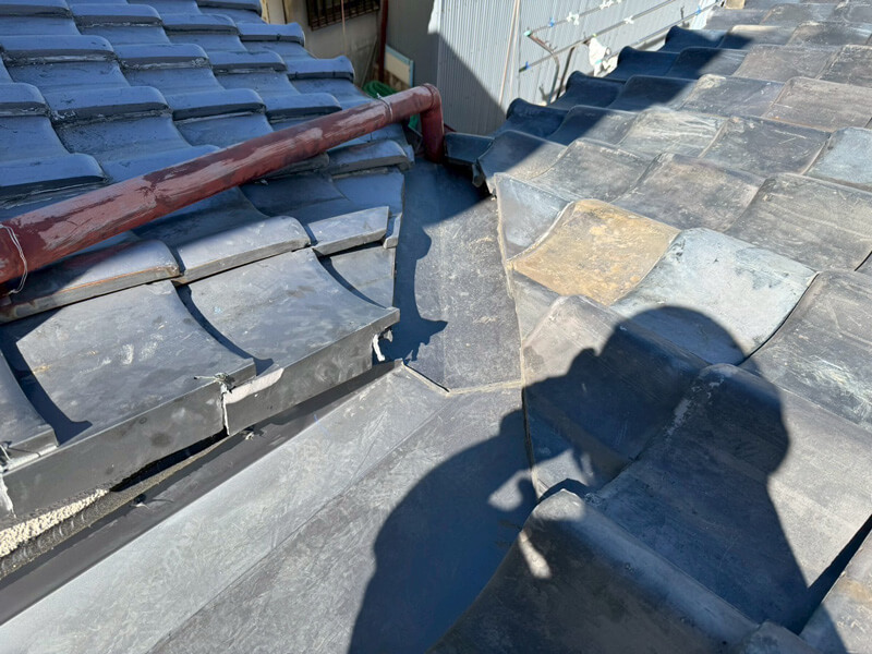 谷部の板金を丁寧に加工・設置した施工後の写真