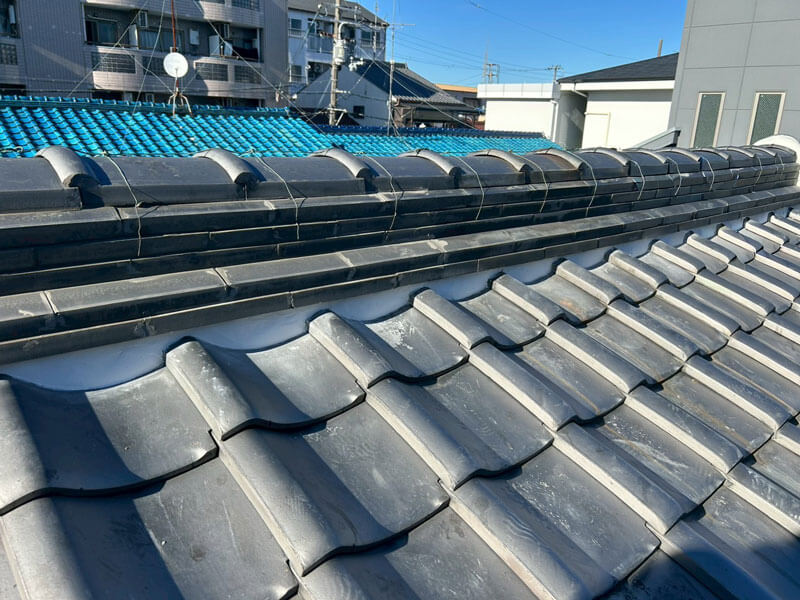 棟瓦の再塗装後の状態と瓦屋根全体の仕上がり（防水性・美観が回復）