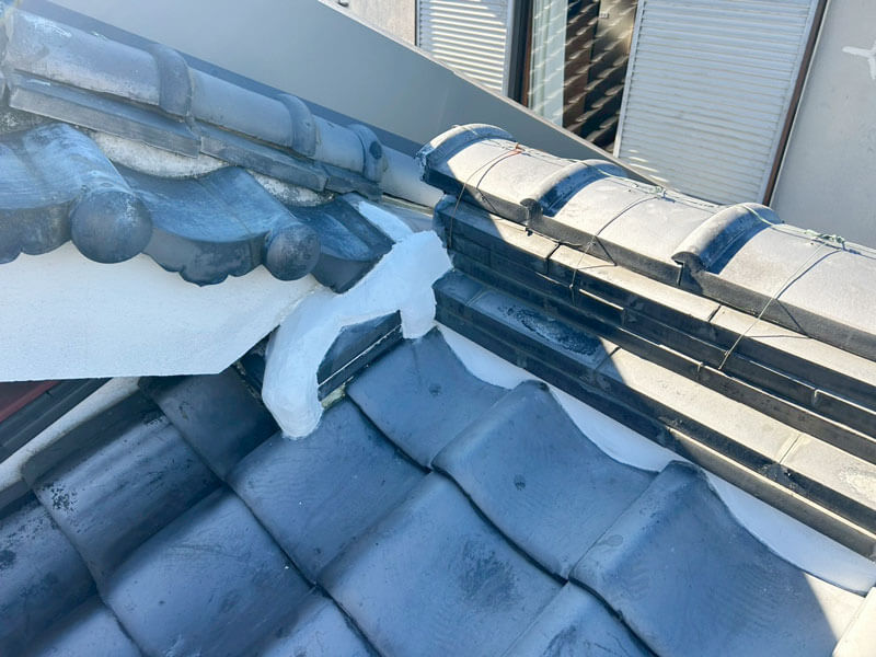 棟違い部の再塗装と漆喰補修により防水性を強化した施工後の状態