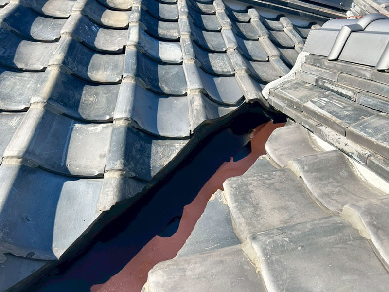 谷板金の錆止め塗装と瓦取り合い部の防水処理後の仕上がり