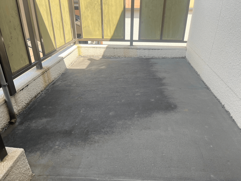 施工前のコンクリートベランダ・防水劣化と水溜まりの跡