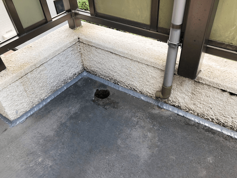 ベランダ防水工事・コーキングによる亀裂部分の下地処理