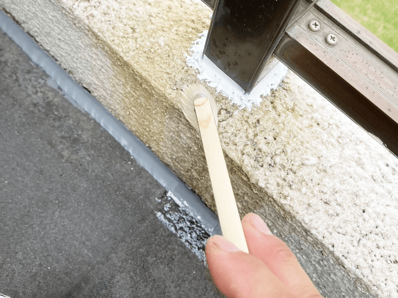 コーキング下地処理後のベランダ床面・防水工事施工中