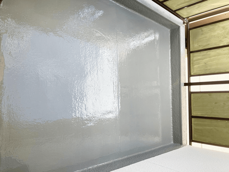 ウレタン防水工事完成後のベランダ床面・トップコート仕上がり