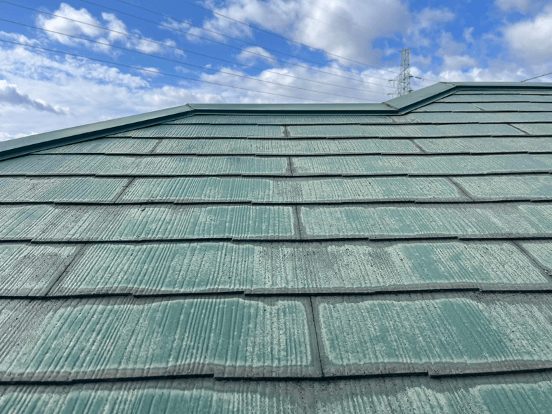 カラーベスト屋根の経年劣化・ひび割れ・色あせの施工前状態