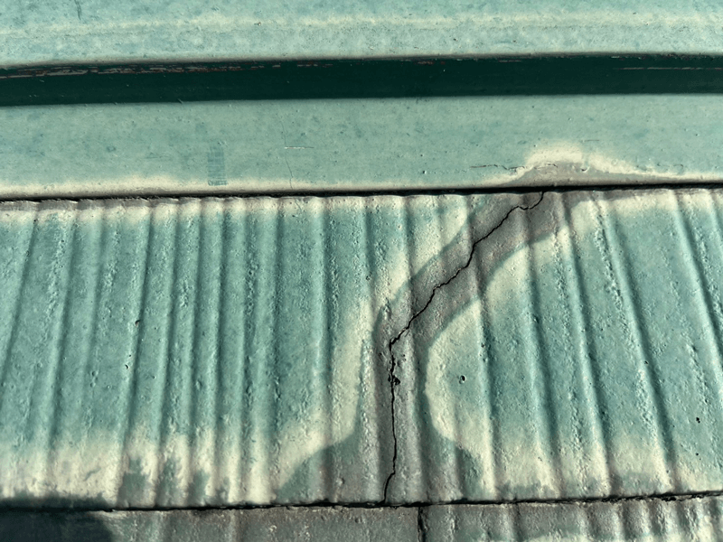 カラーベスト屋根材のひび割れ拡大写真・施工前