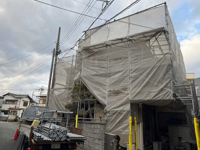 屋根カバー工法・外壁塗装工事の足場設置作業中