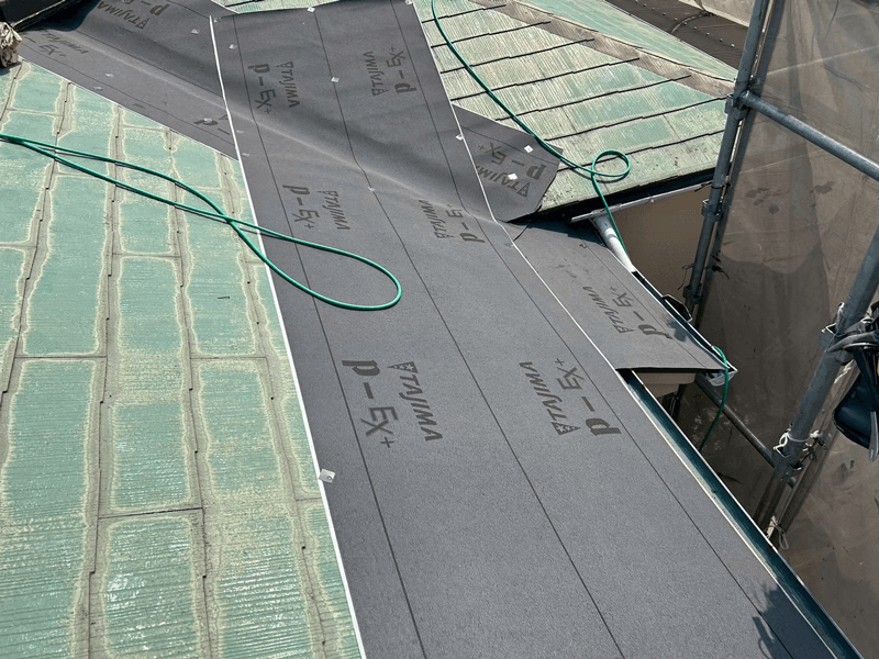 屋根カバー工法のルーフィング（防水シート）全面張り施工中