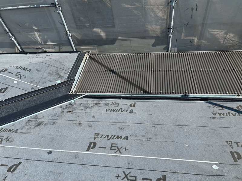 軒先板金・ケラバ板金・谷板金の取り付け施工中写真