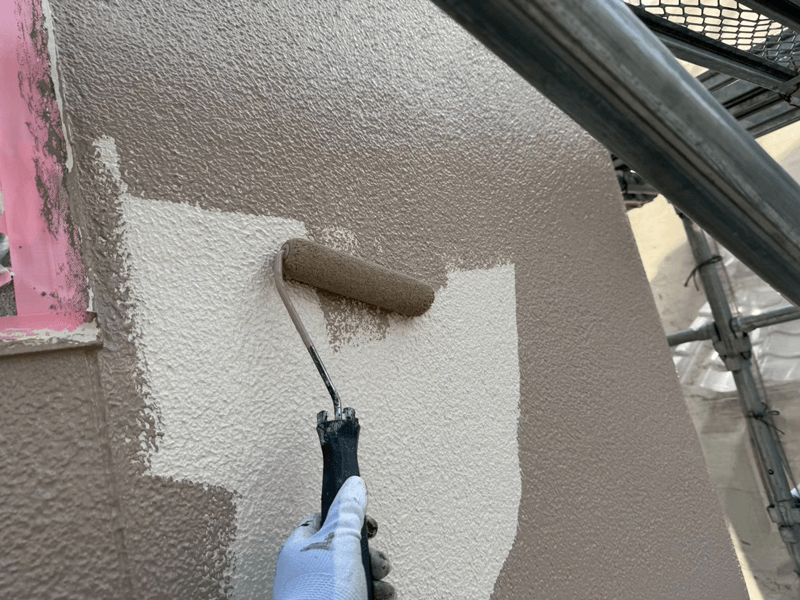 外壁塗装の中塗り・上塗り施工中写真