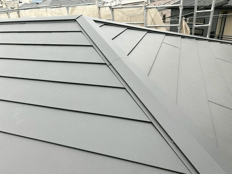 スーパーガルテクトカバー工法完成後の屋根全景・施工後