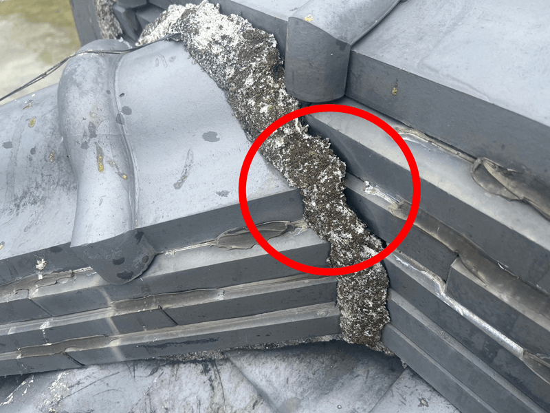 隅棟・陸棟接点の漆喰劣化・雨漏り原因箇所の写真