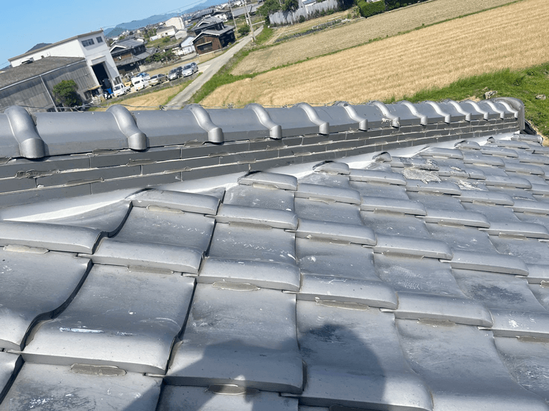 面戸部分の漆喰打ち直し完成・いぶし瓦屋根の写真