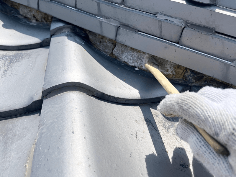 漆喰打ち直し前のプライマー塗布作業の様子