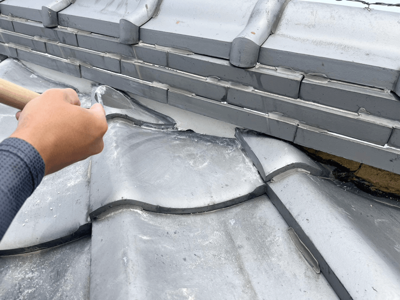 鶴首コテで手練り漆喰を塗布している様子