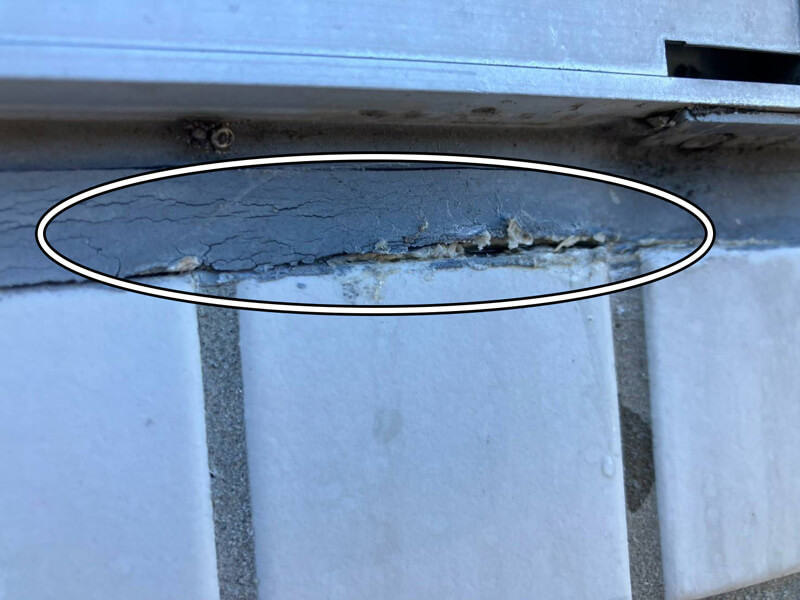 タイル外壁目地のコーキングが経年劣化でひび割れている施工前の写真