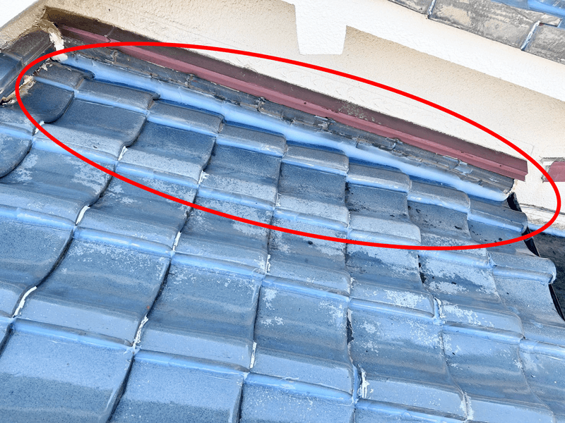 壁際の瓦のズレを補修し隙間をコーキング処理した施工後の様子