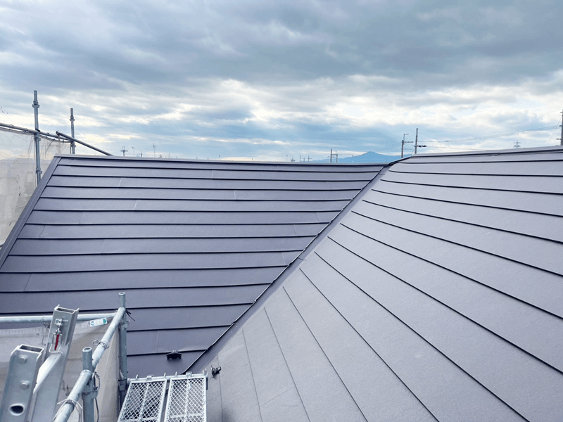 ガルテクトカバー工法完了後の屋根施工後全景