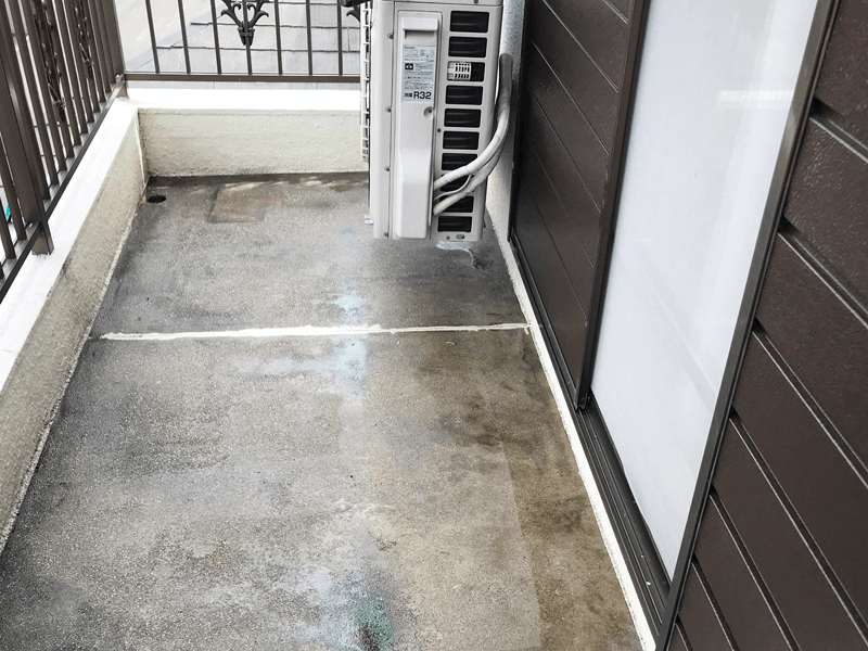 ベランダ床に下地処理とプライマー塗布を行った様子