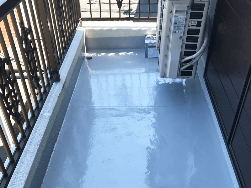 ベランダにウレタン防水1層目を施工している様子