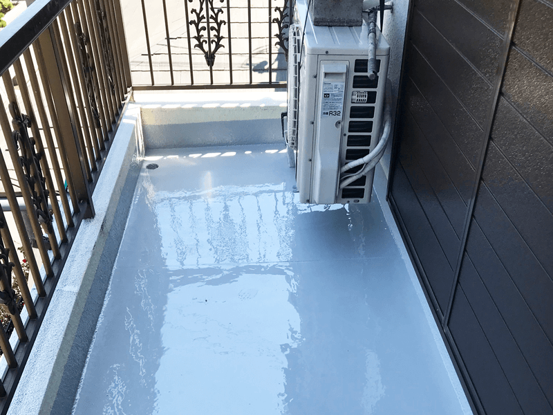 ベランダにウレタン防水2層目を施工した様子