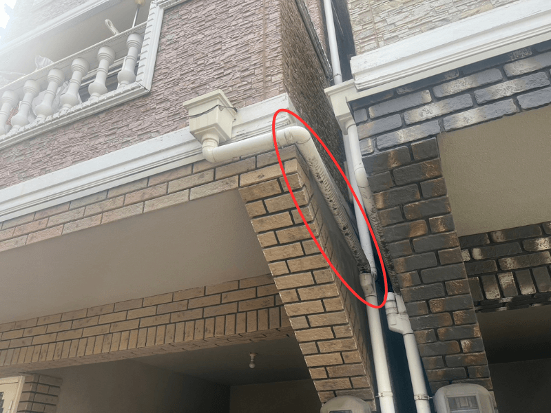 雨樋内部に土とゴミが詰まっている様子の写真