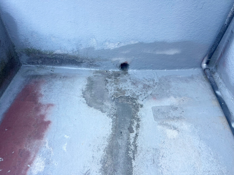 バルコニー防水層 経年劣化 塗膜剥がれ 雨漏り原因調査