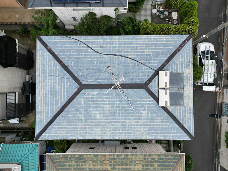 コロニアル屋根・太陽光温水器設置・塗膜劣化の写真