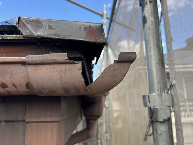 雨樋端部割れ・変形・経年劣化の写真