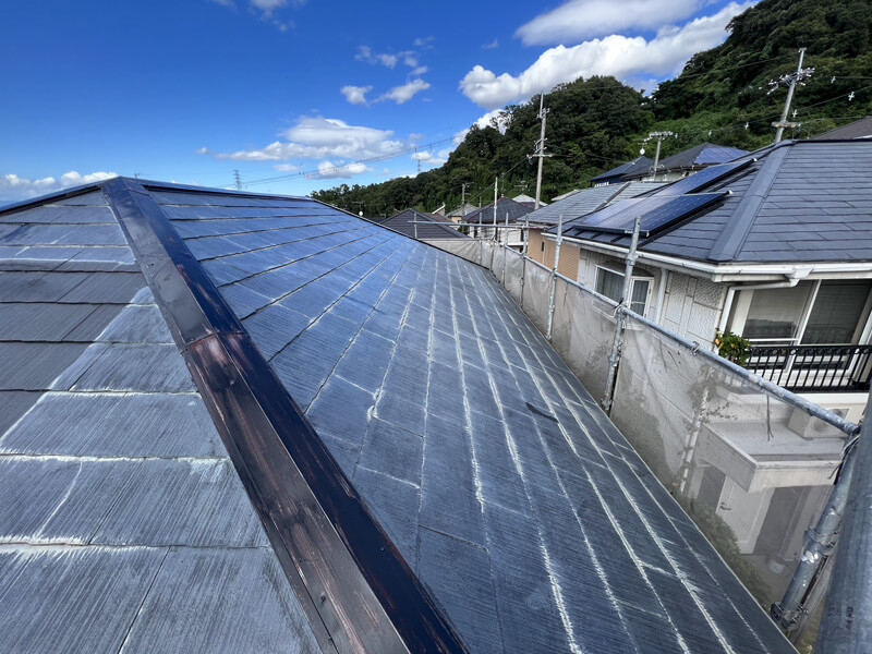 太陽光温水器撤去後・高圧洗浄・シーラー塗布している様子