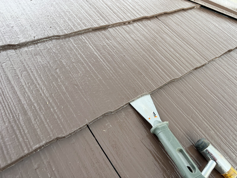 本塗り2回目・縁切り作業で通気確保している様子