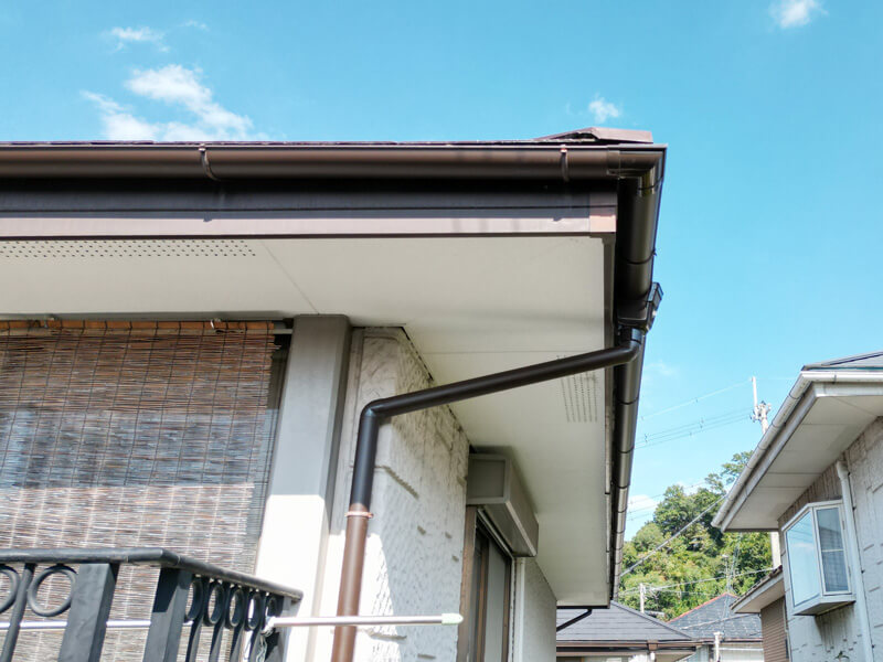 樹脂製雨樋交換完了・屋根と外壁に調和した仕上がりの写真