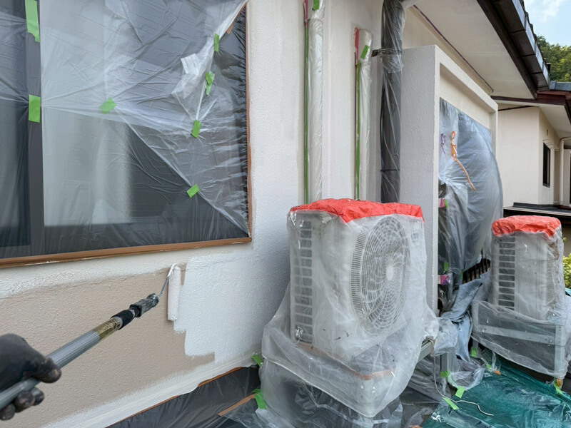 増築部分の外壁クラックから雨漏りを解消｜散水試験で原因特定・補修塗装工事 施工中