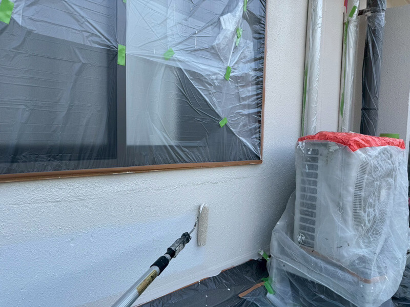増築部分の外壁クラックから雨漏りを解消｜散水試験で原因特定・補修塗装工事 施工中
