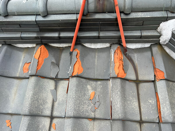 瓦の割れが生じている箇所の写真