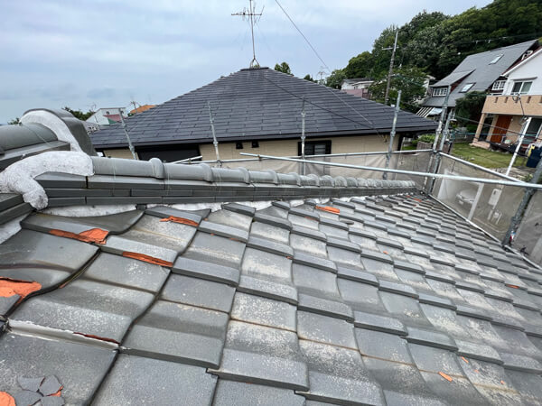 劣化した瓦・交換が必要な状態