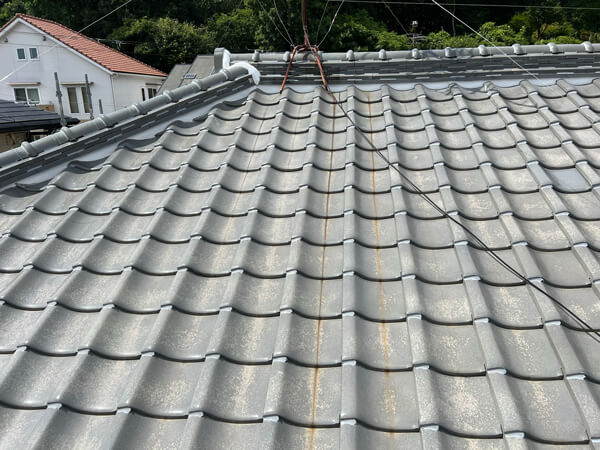 補修後の屋根面の状態（瓦のズレ・割れを改善した様子）