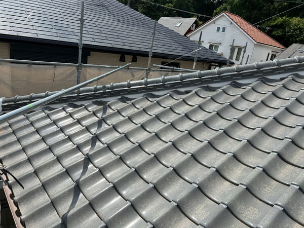 棟周辺の補修完了後の屋根（漆喰と瓦の状態改善）