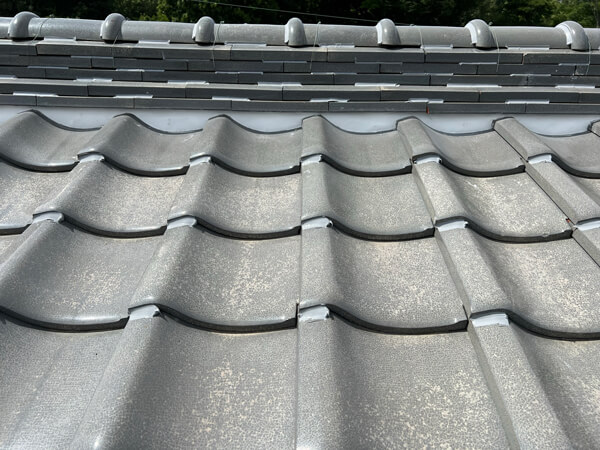 漆喰補修とラバーロック施工後の瓦屋根の仕上がり