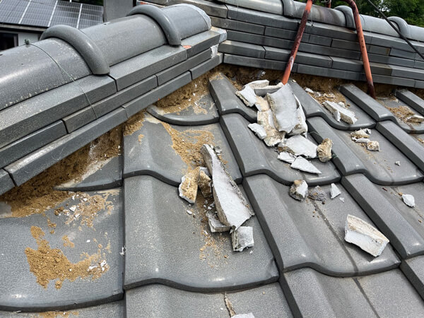 劣化した棟の漆喰を撤去した後の屋根瓦の状態