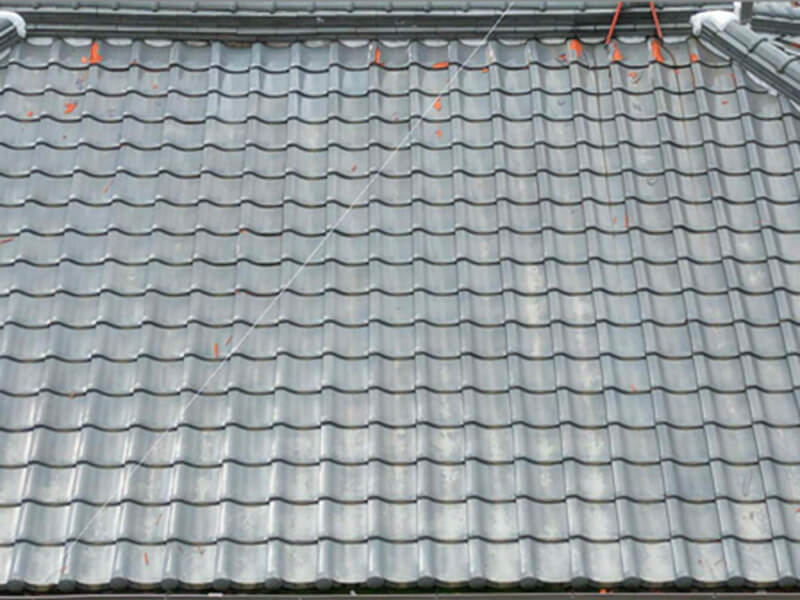 屋根面の瓦の劣化状態を近くで確認した写真