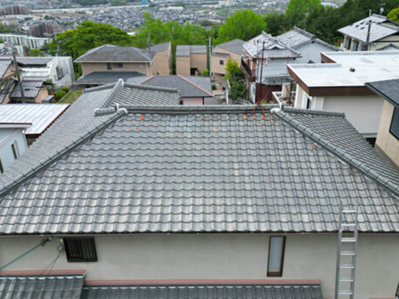 瓦屋根全体を上空から確認した写真