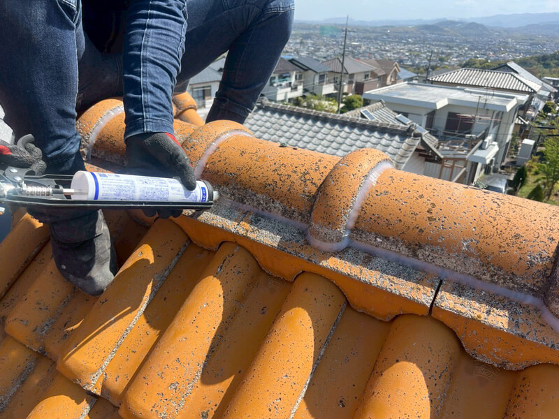 棟瓦 コーキング 充填 固定作業 施工中