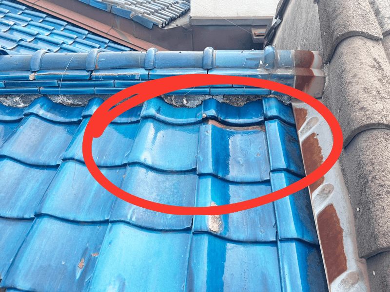 瓦のズレが雨漏りの原因となっている状態の写真
