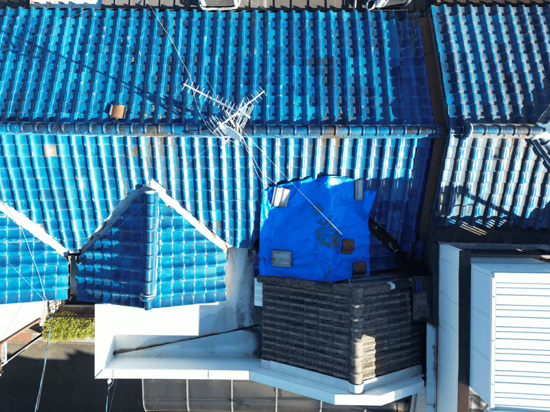 施工前の屋根全体をドローン撮影した写真